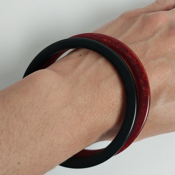 Vintage 2 Bakelite Bangle Bracelets Pair Marbled Red Black Set Tested - Picture 3 of 7